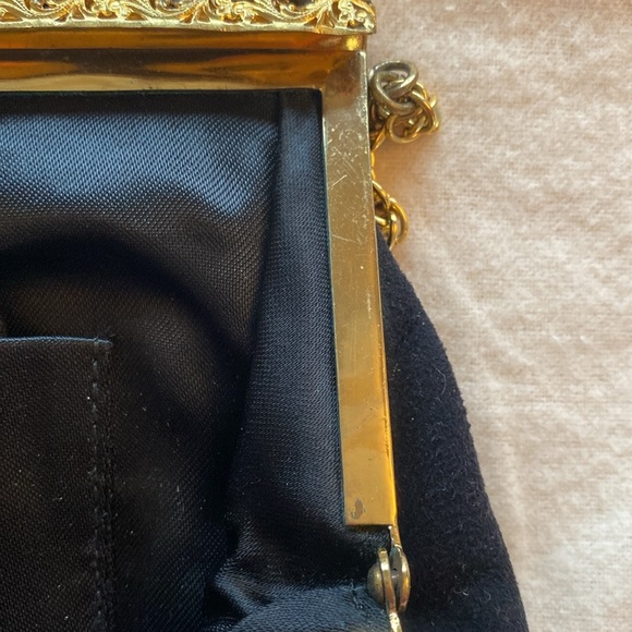 Vintage black sueded fabric with gold tone jeweled clap n short chain & pouch - Picture 16 of 17